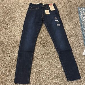 Levi’s (711 Skinny) 👖